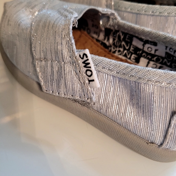 TOMS Iridescent Shoes - Picture 4 of 7
